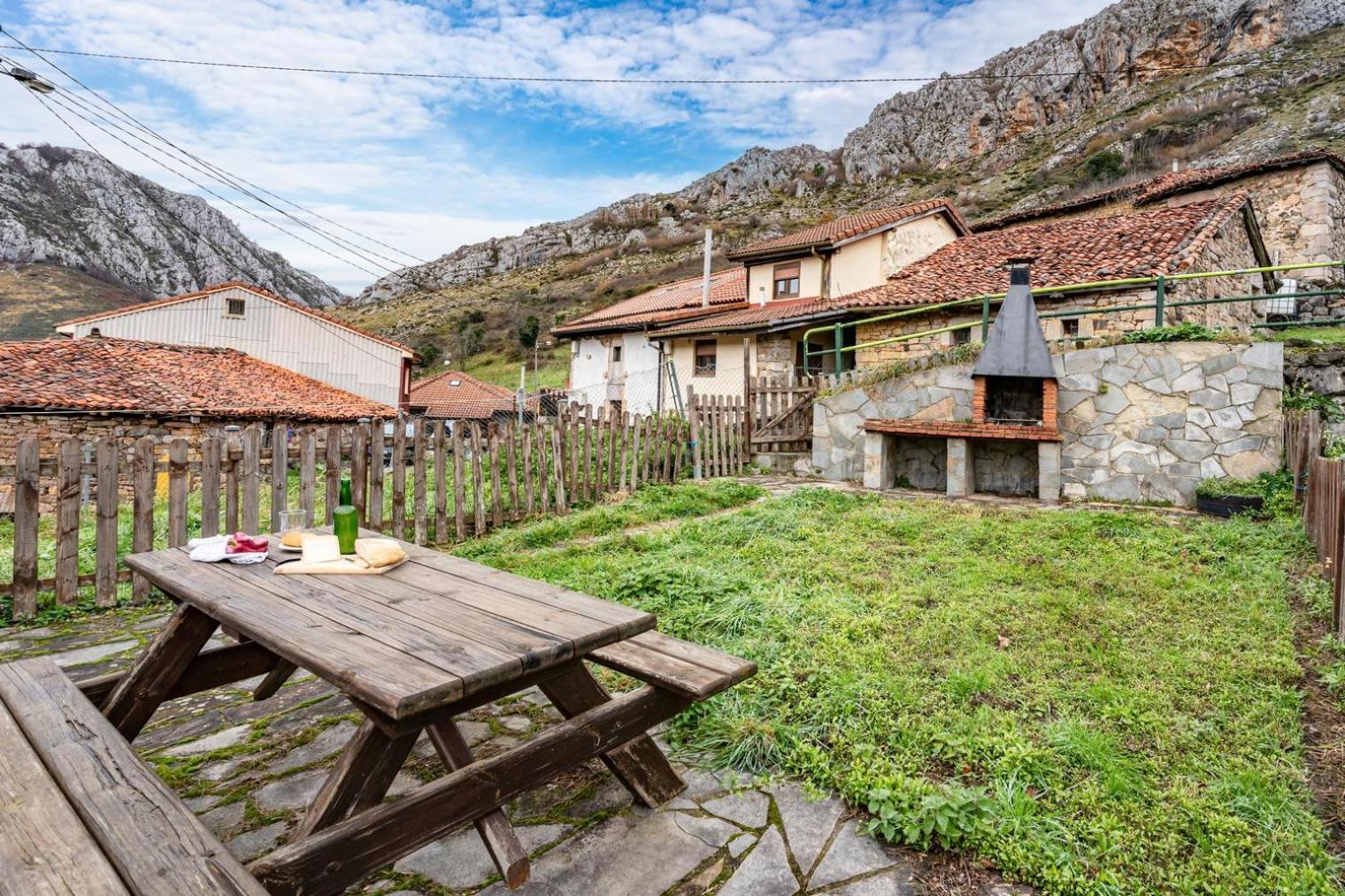 Montegrande Entorno Magico Rodeado De Montanas Lägenhet La Plaza Exteriör bild
