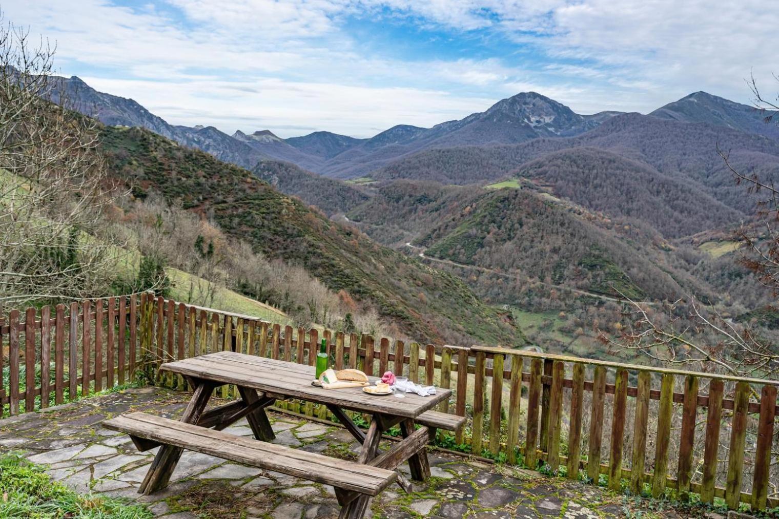 Montegrande Entorno Magico Rodeado De Montanas Lägenhet La Plaza Exteriör bild